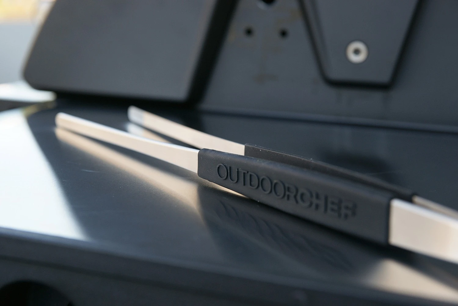 Outdoorchef Grillpinzette in Aktion