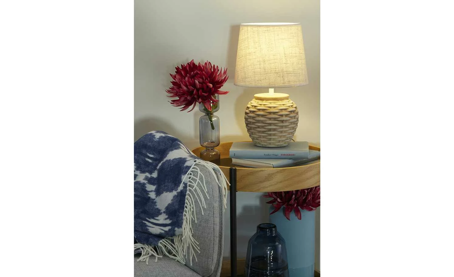 KHG Keramik-Tischleuchte in natürlicher Wohnzimmerszene