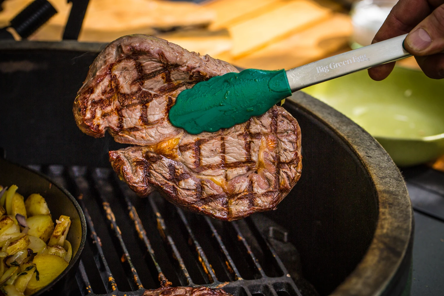 Big Green Egg Grillzange im Einsatz